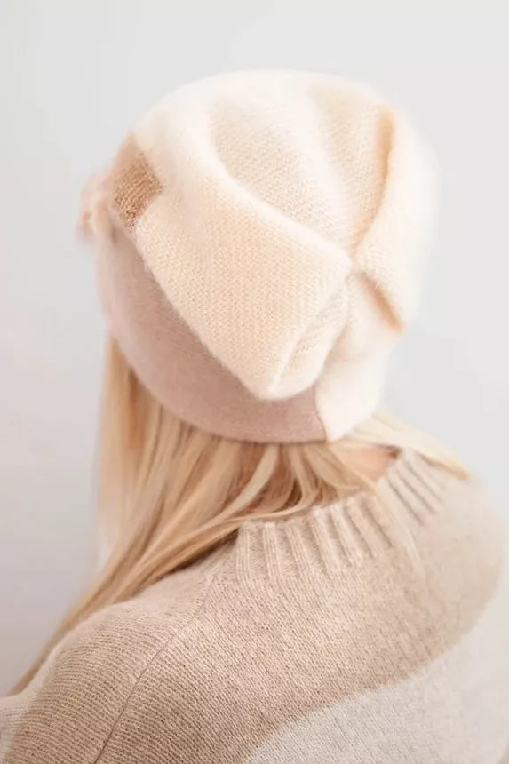 Moteriška baltos spalvos kepurė Rose