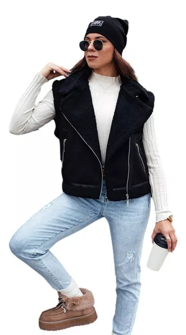 Moteriška juoda liemenė su kailiuku Wool