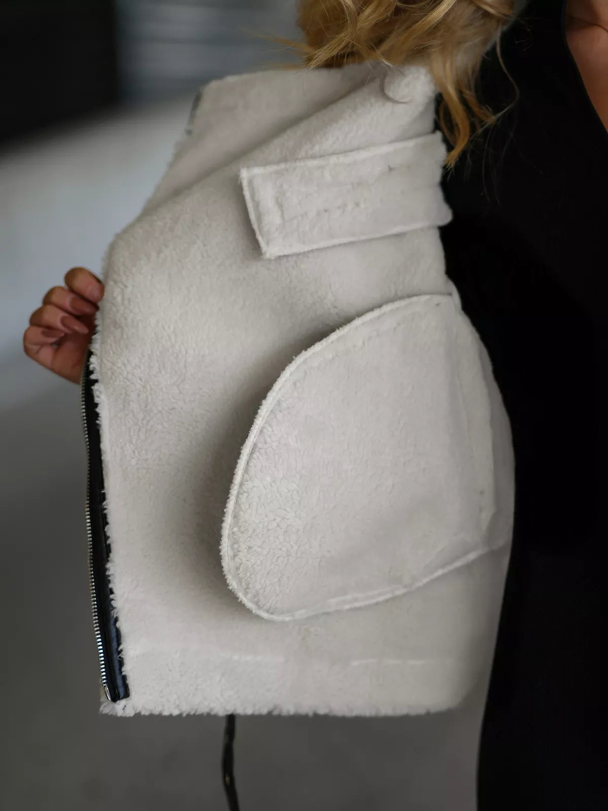 Moteriška juoda odinė striukė su baltu kailiuku Elen