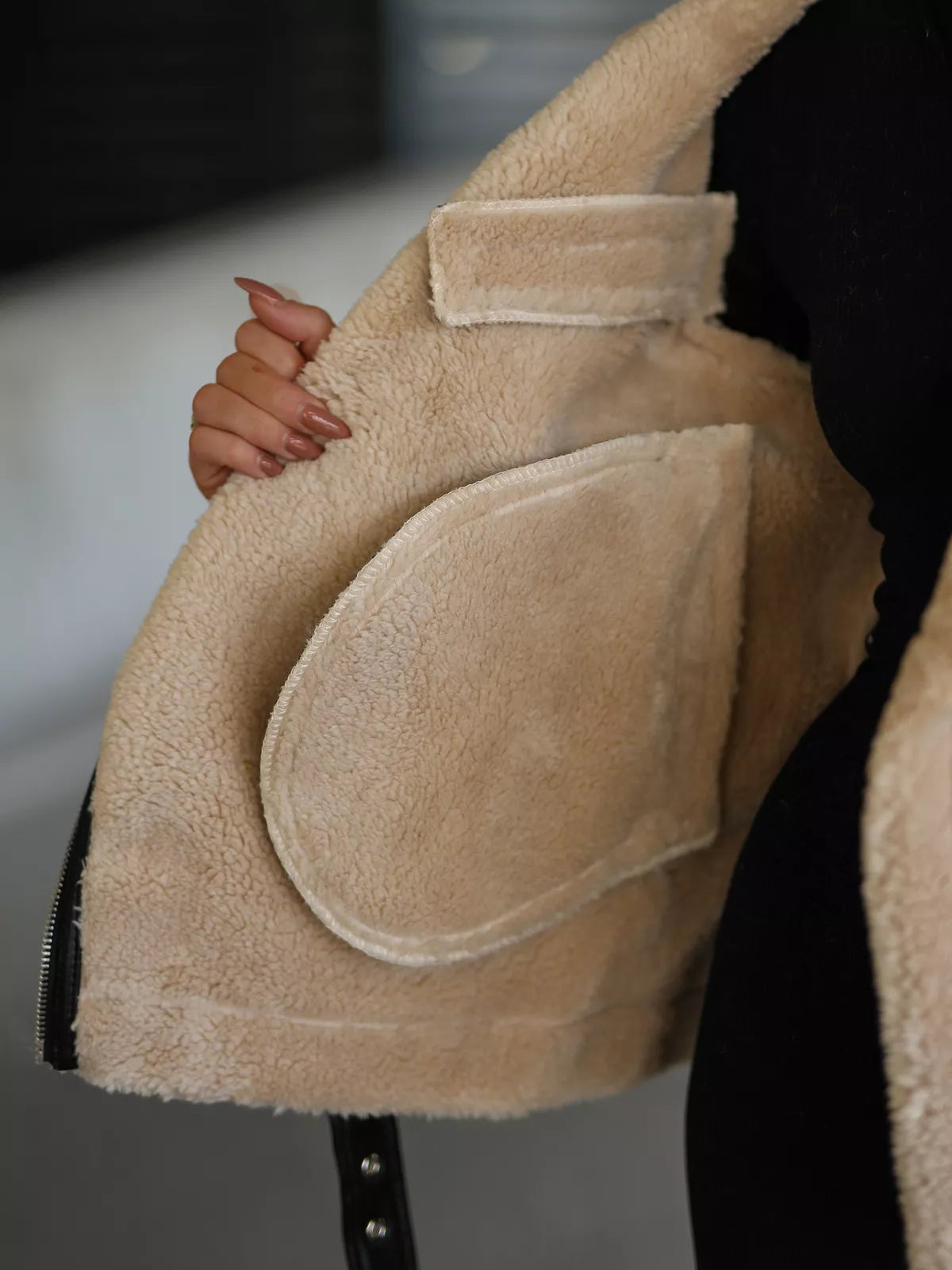 Moteriška juoda odinė striukė su kailiuku Elen