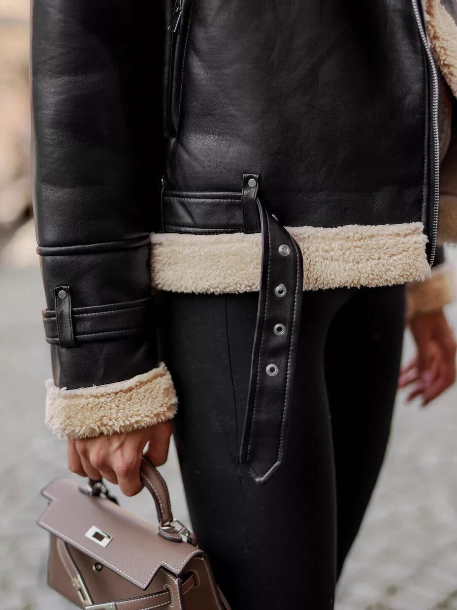 Moteriška juoda odinė striukė su kailiuku Elen