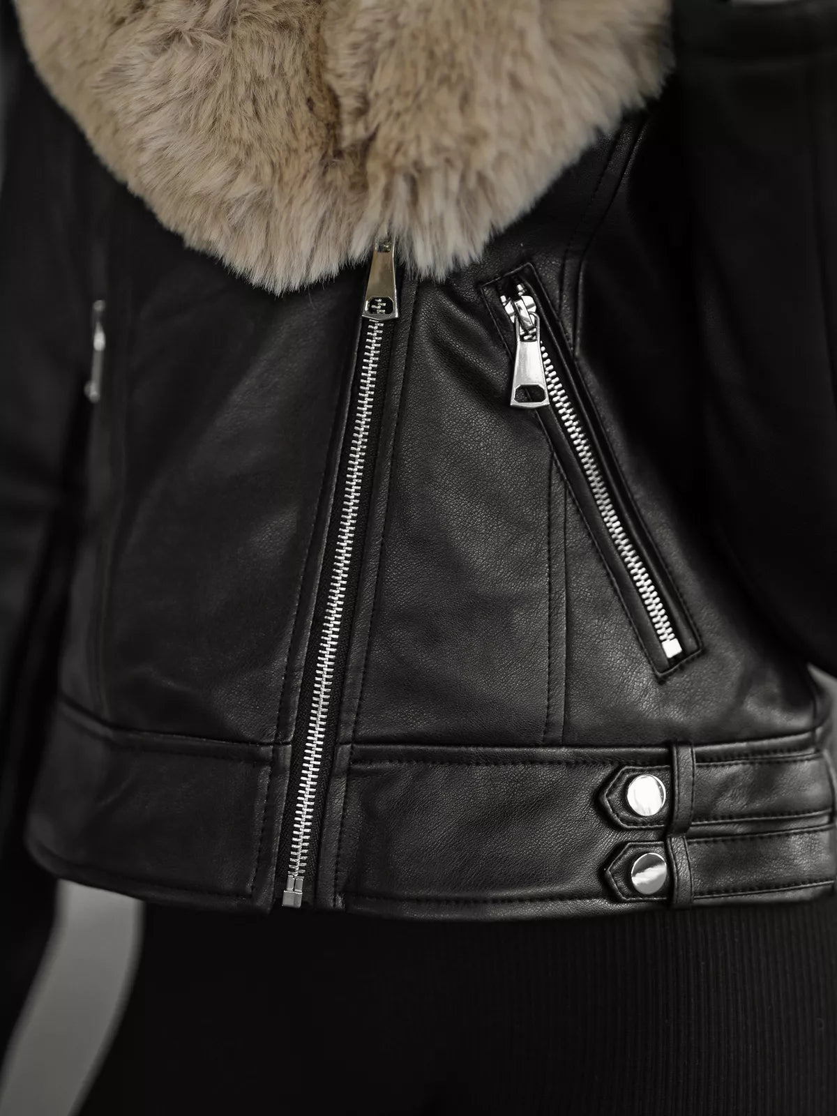 Moteriška juoda odinė striukė su rusvu kailiuku Laser