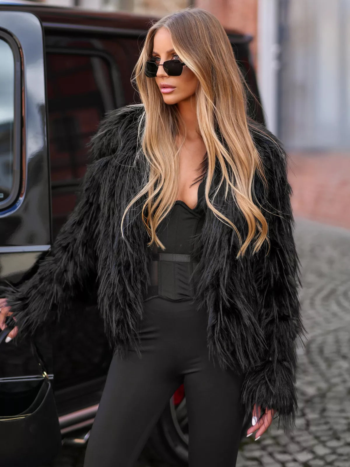 Moteriška juoda žieminė kailinė striukė