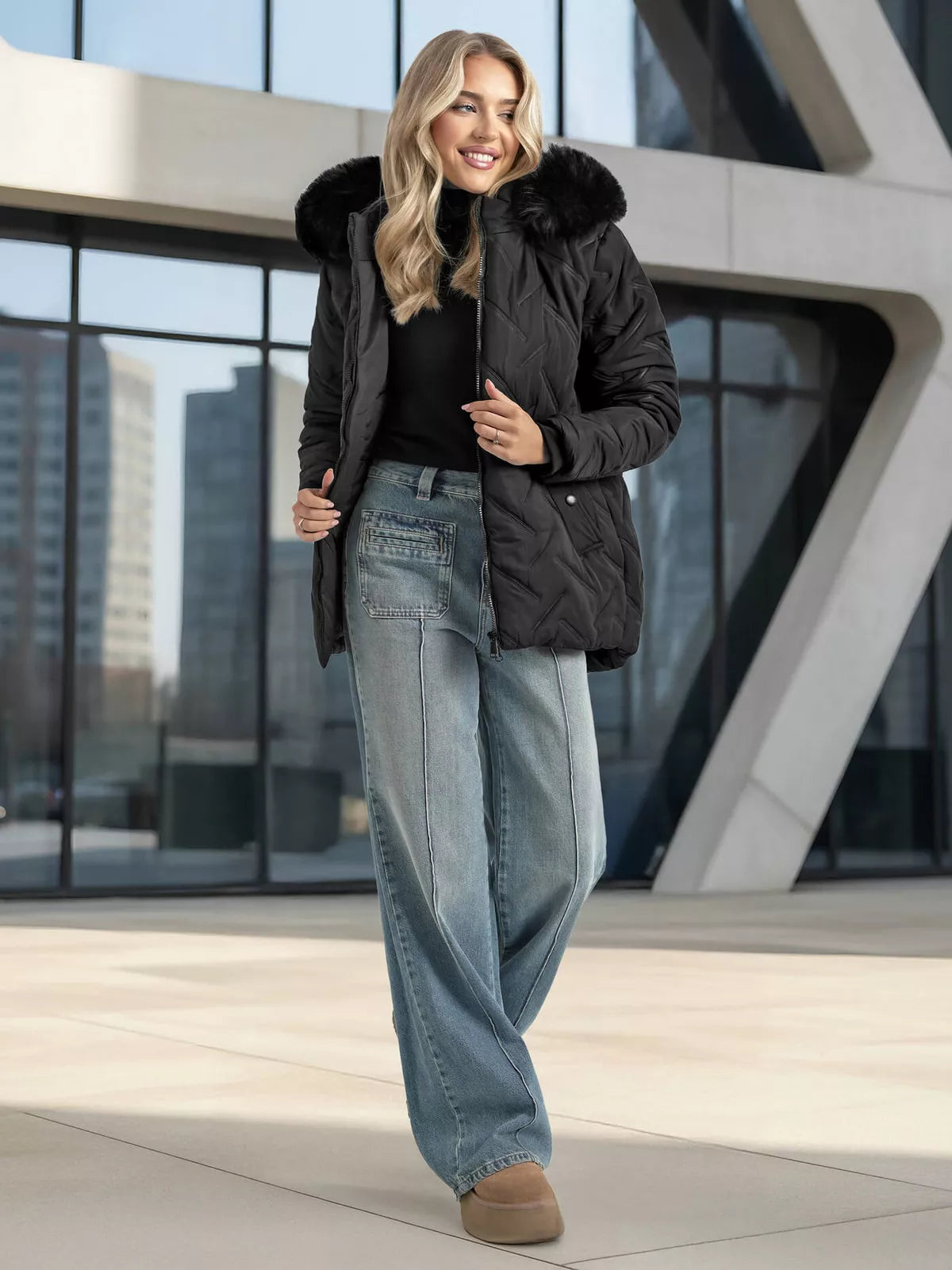 Moteriška juoda žieminė striukė su gobtuvu Levi