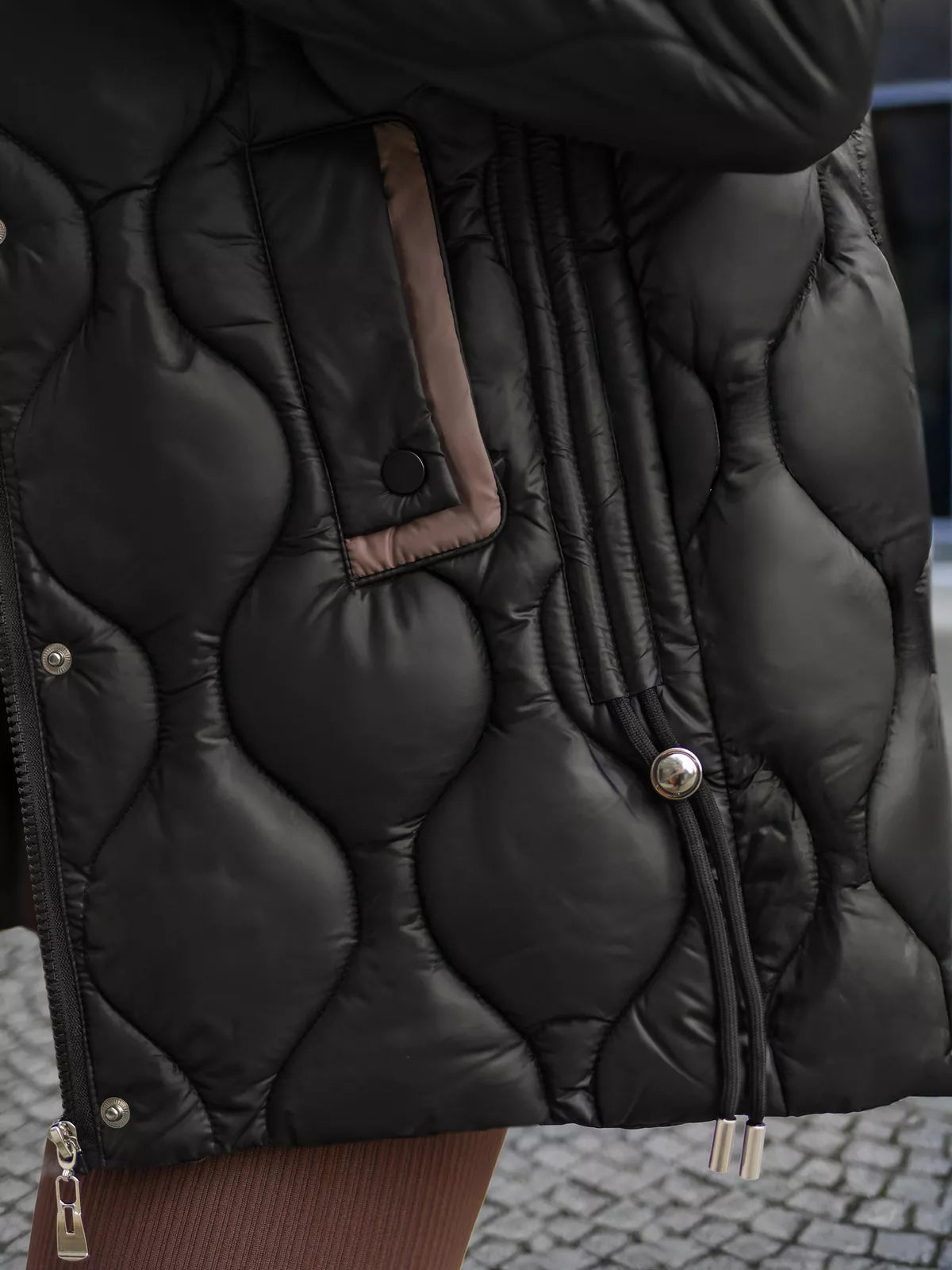 Moteriška juodos spalvos striukė su juodu kailiuku Mona