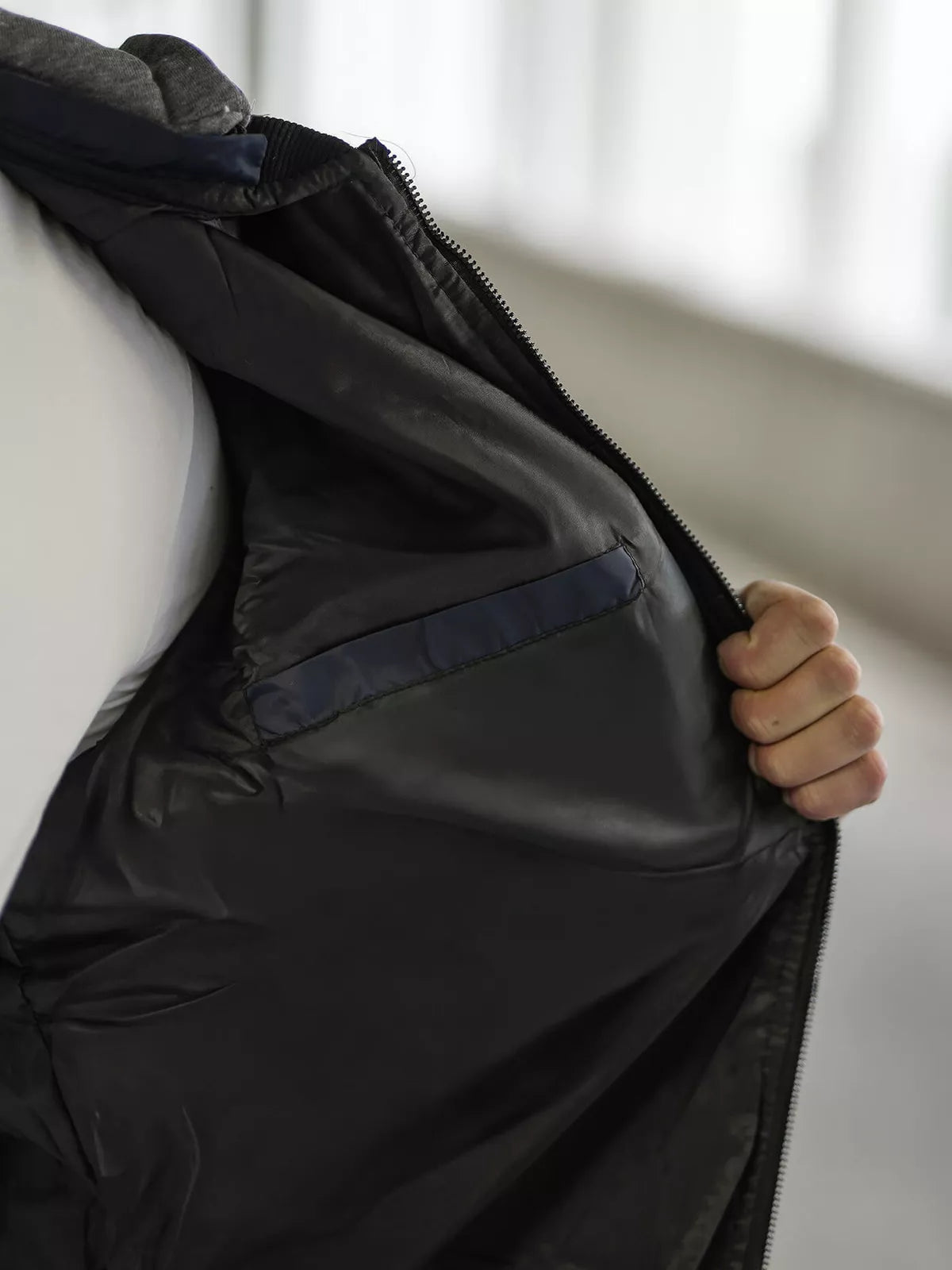 Tamsiai mėlyna vyriška striukė su gobtuvu Lator