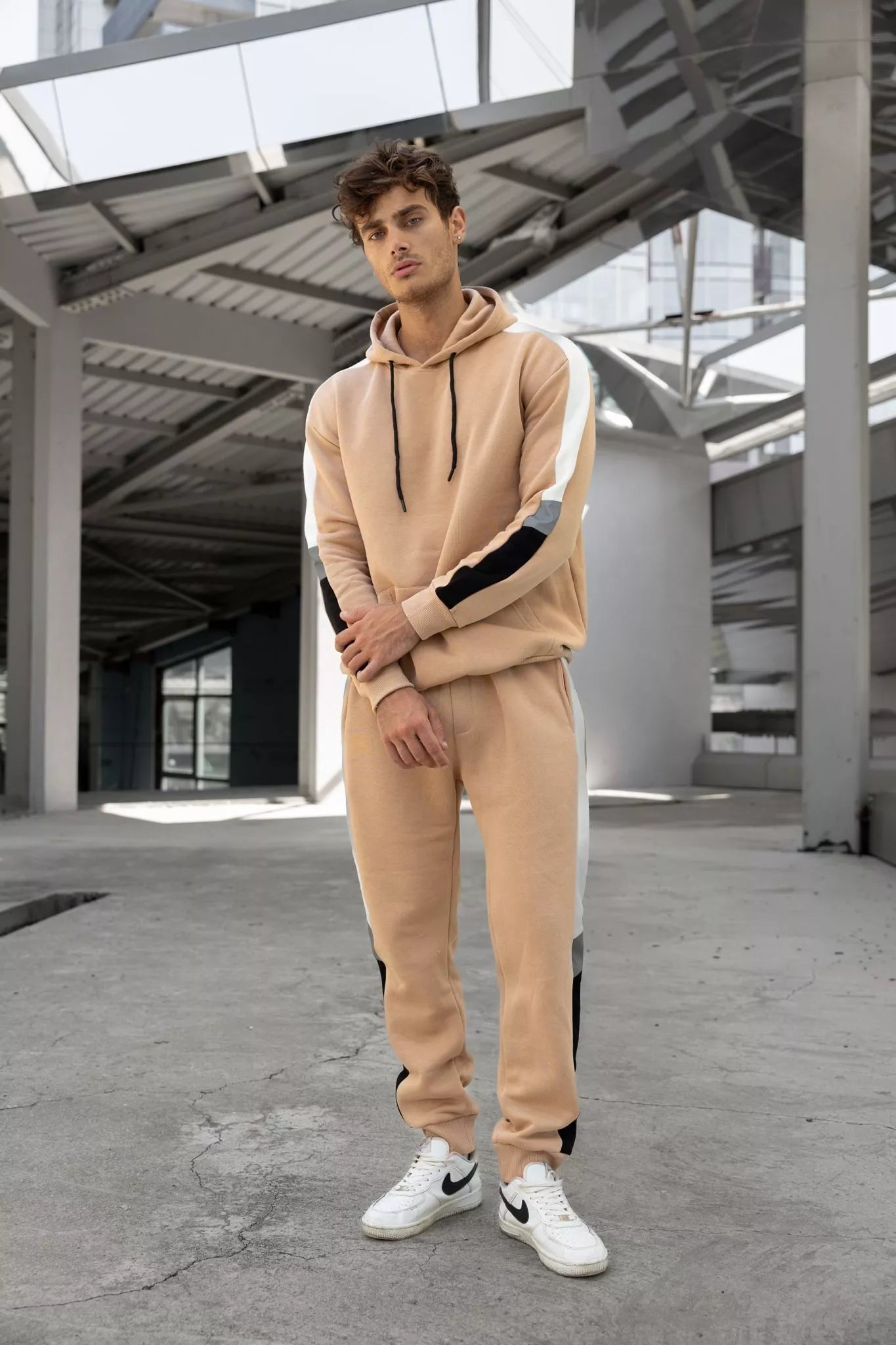 Smėlio spalvos vyriškas komplektas su balta juostele Core