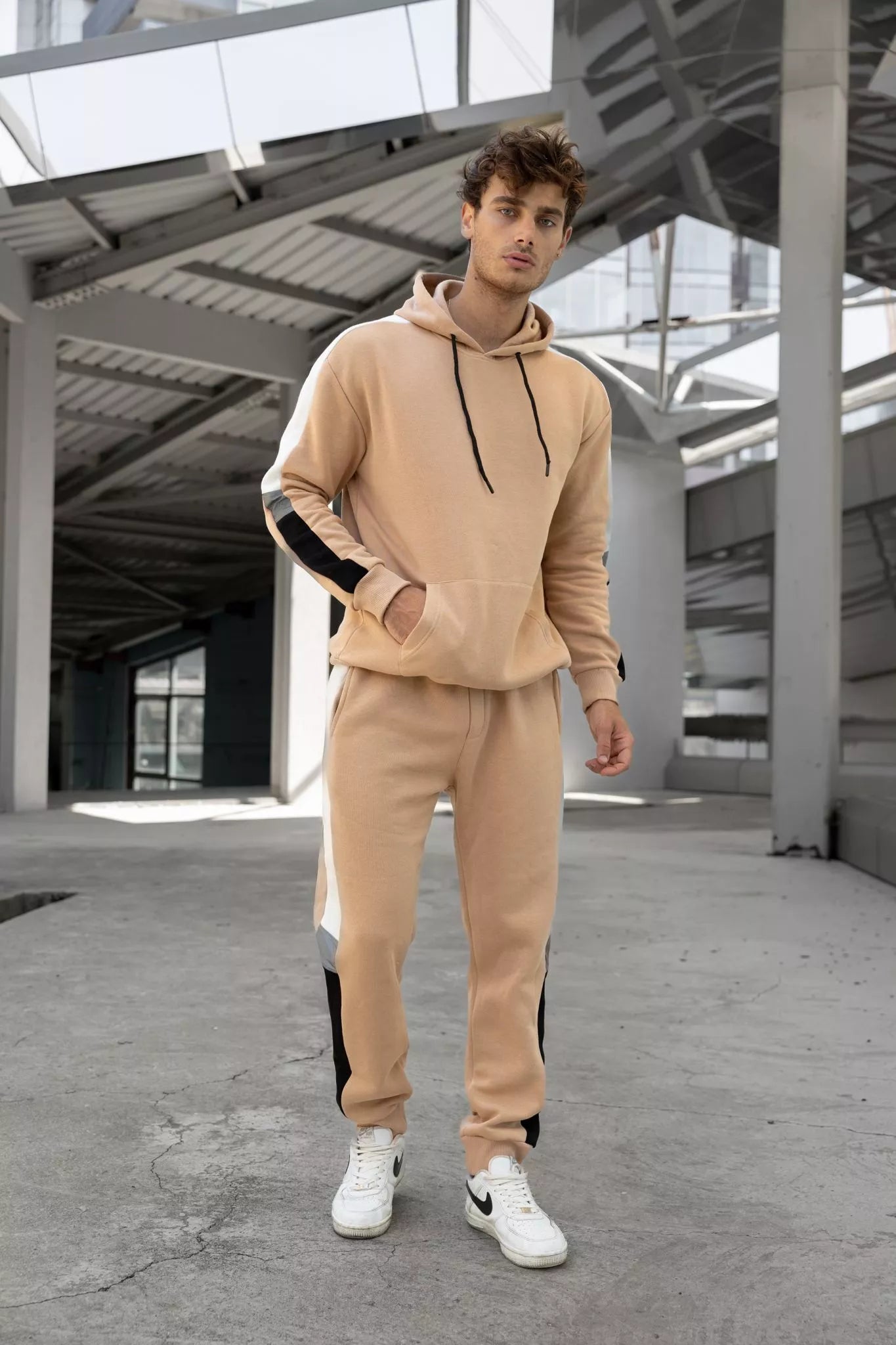 Smėlio spalvos vyriškas komplektas su balta juostele Core