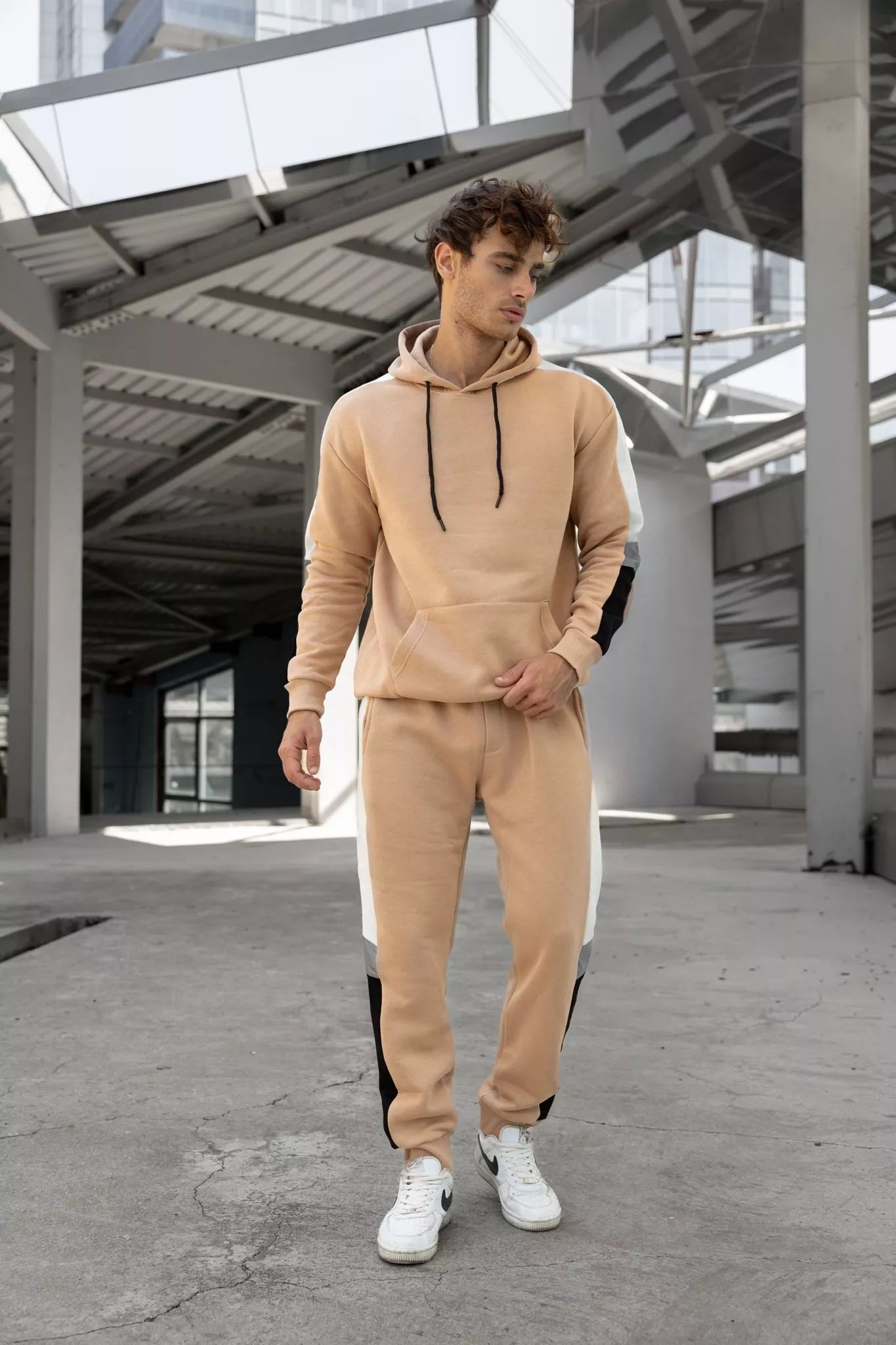 Smėlio spalvos vyriškas komplektas su balta juostele Core