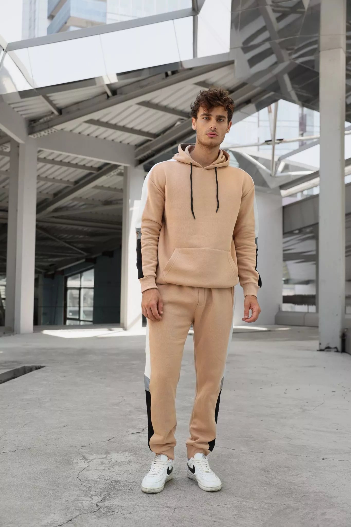 Smėlio spalvos vyriškas komplektas su balta juostele Core