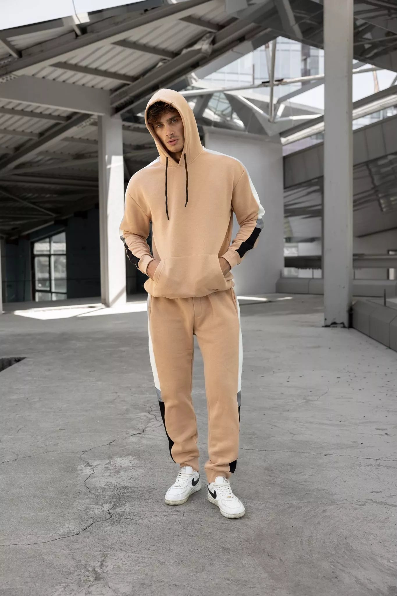 Smėlio spalvos vyriškas komplektas su balta juostele Core