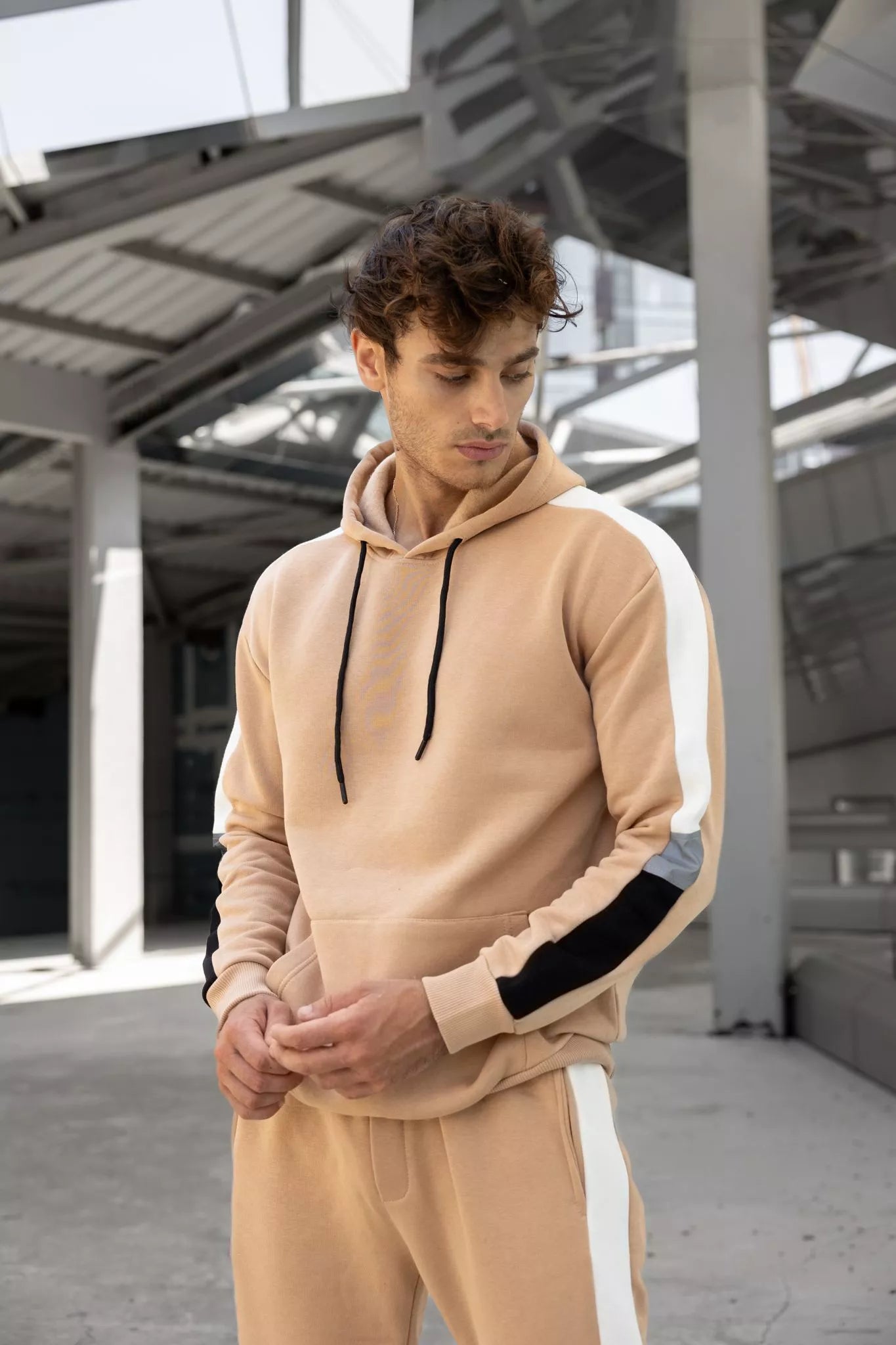 Smėlio spalvos vyriškas komplektas su balta juostele Core