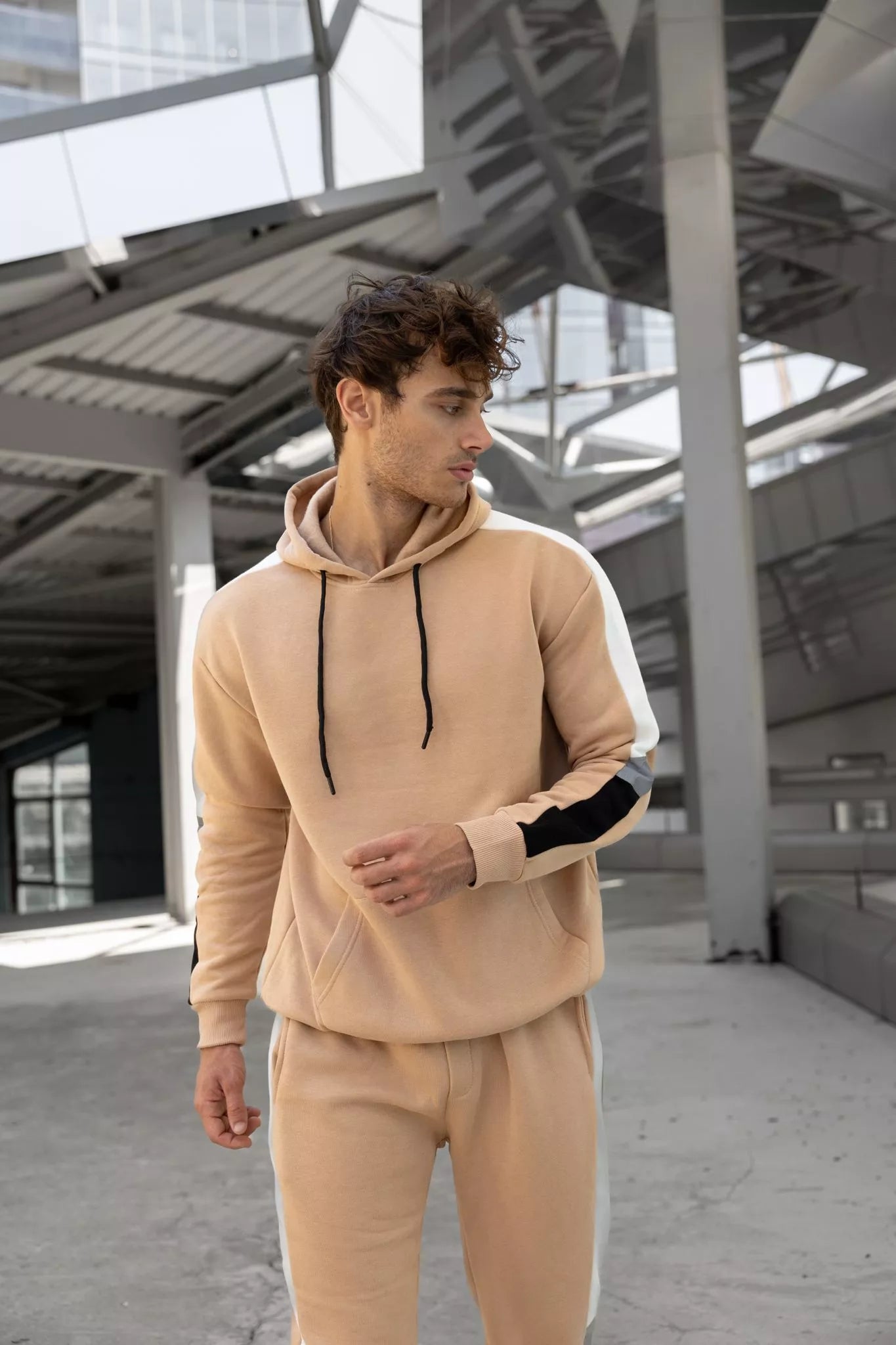 Smėlio spalvos vyriškas komplektas su balta juostele Core