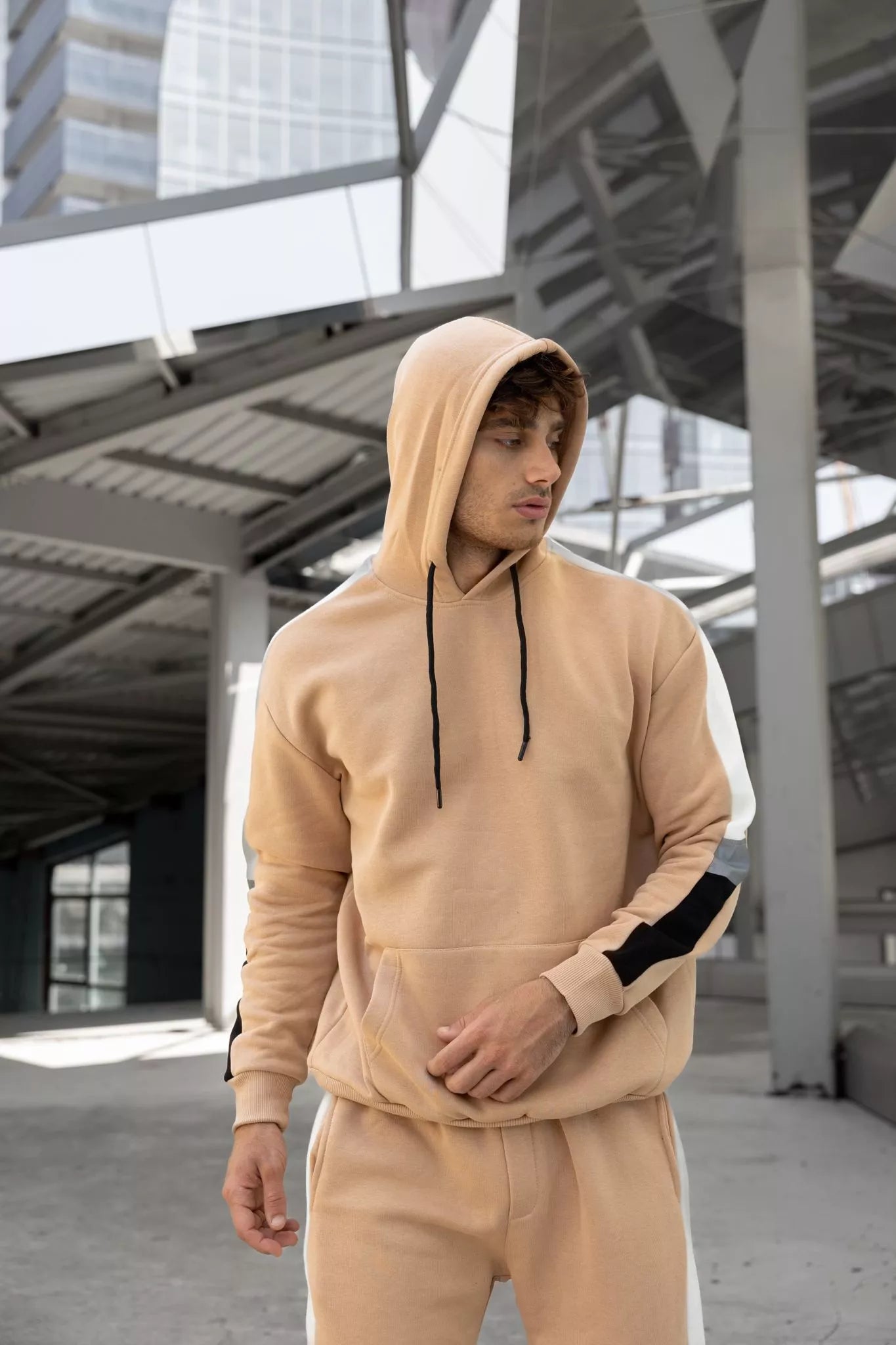 Smėlio spalvos vyriškas komplektas su balta juostele Core