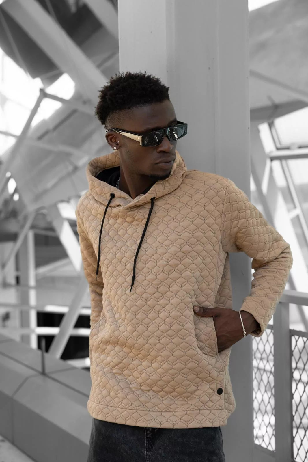 Rusvas megztinis su gobtuvu Rombas