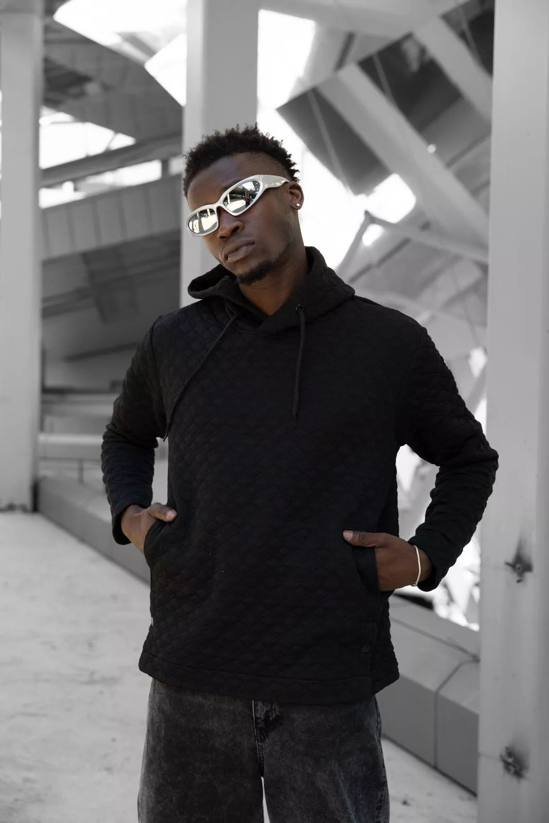 Juodas megztinis su gobtuvu Rombas