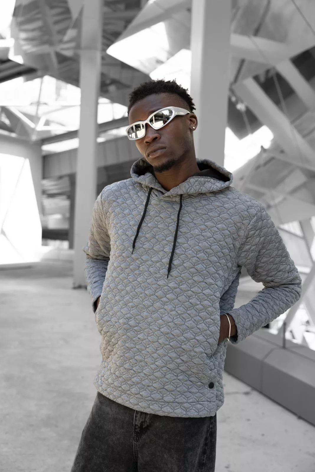 Pilkas megztinis su gobtuvu Rombas