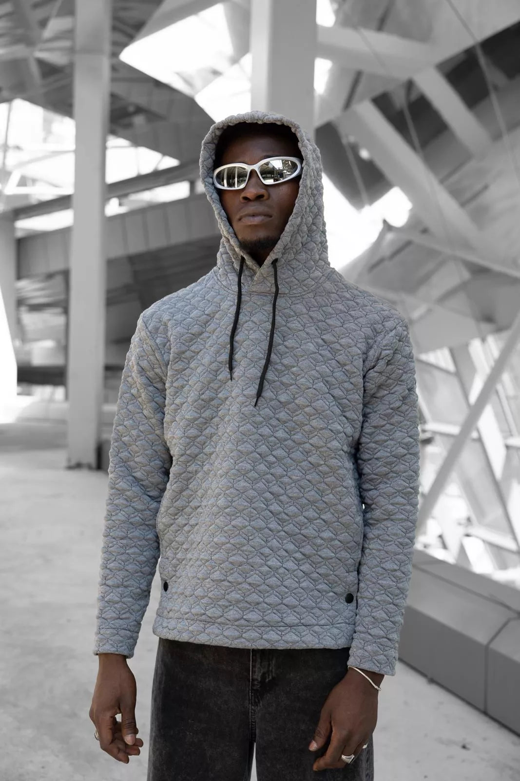 Pilkas megztinis su gobtuvu Rombas