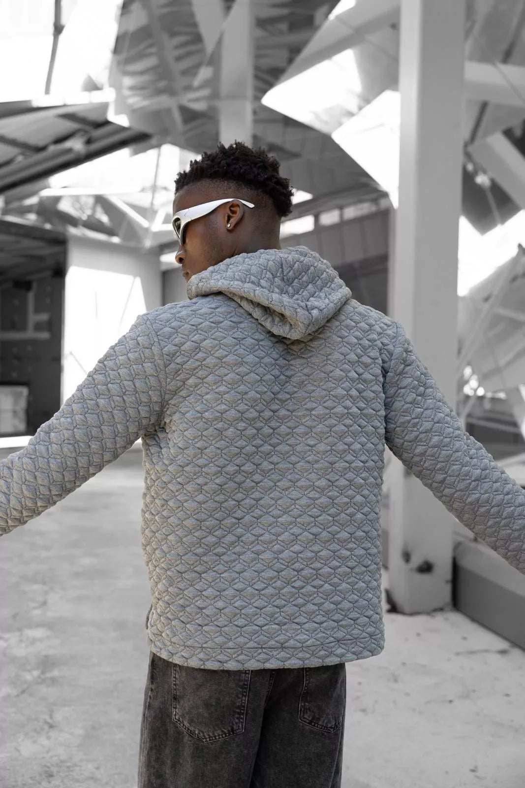 Pilkas megztinis su gobtuvu Rombas