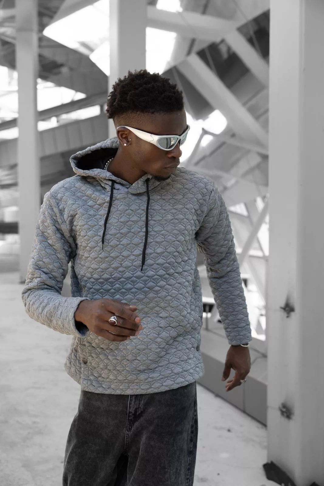 Pilkas megztinis su gobtuvu Rombas