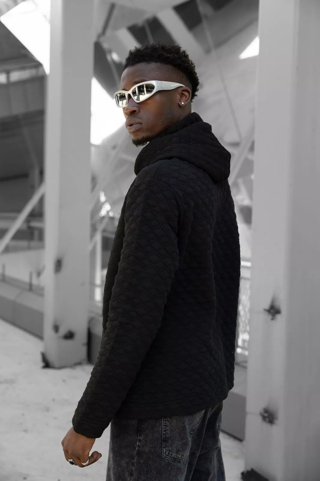 Juodas megztinis su gobtuvu Rombas