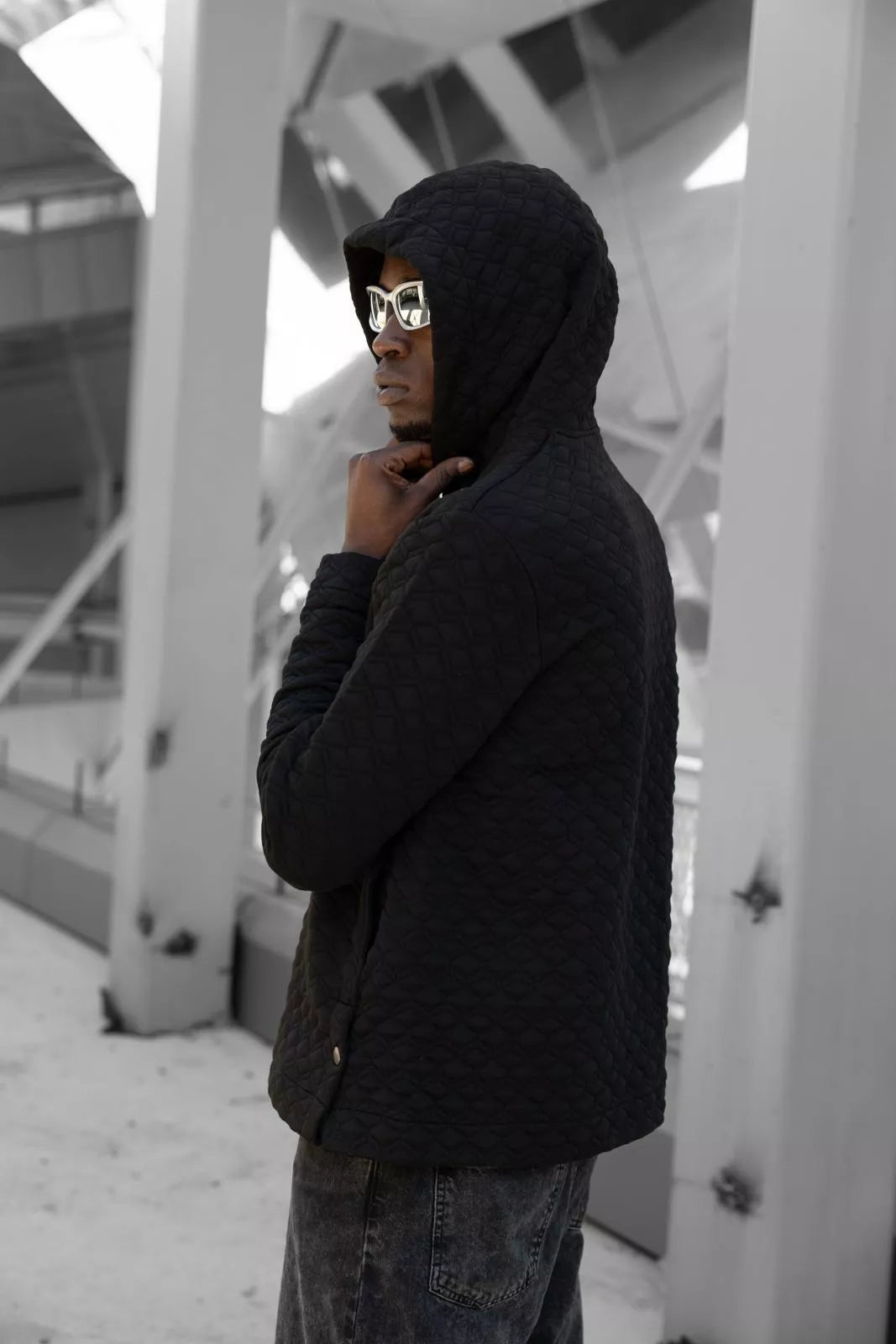 Juodas megztinis su gobtuvu Rombas