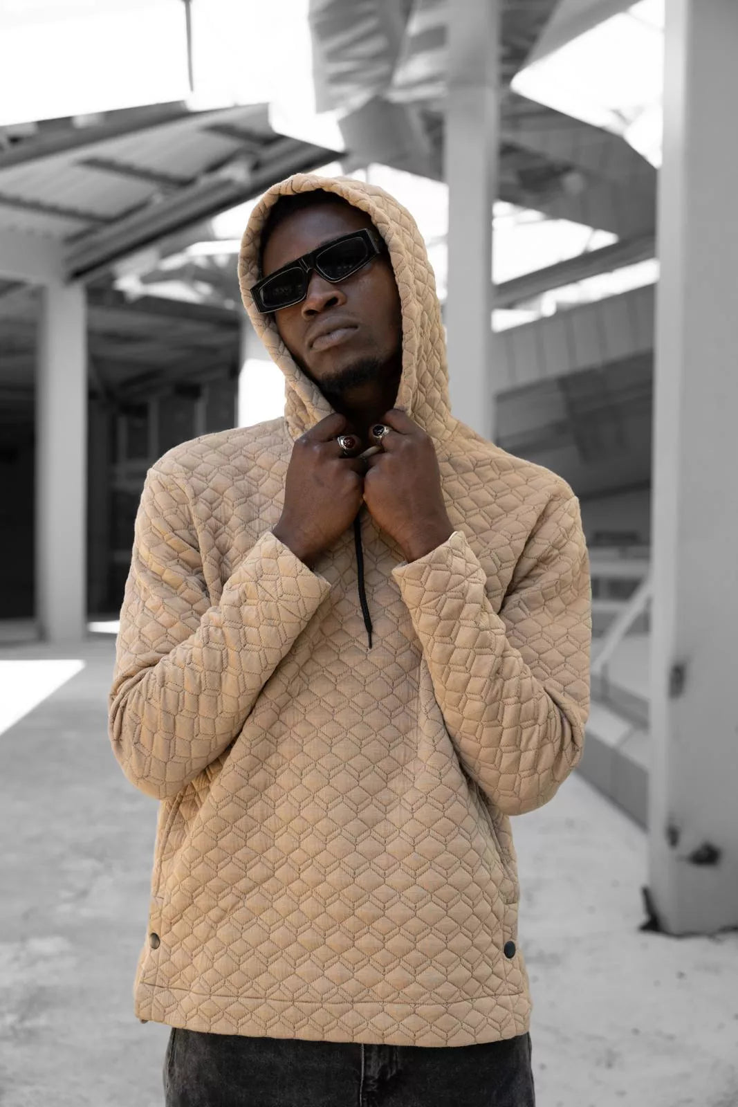 Rusvas megztinis su gobtuvu Rombas