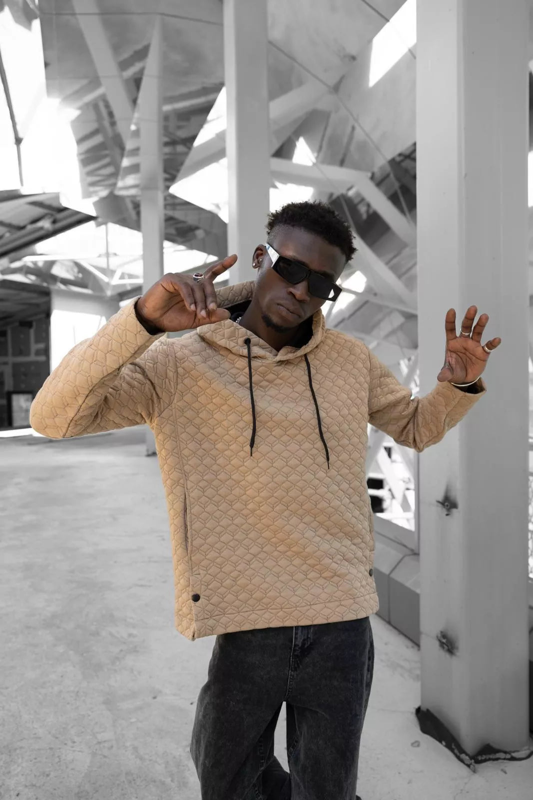 Rusvas megztinis su gobtuvu Rombas