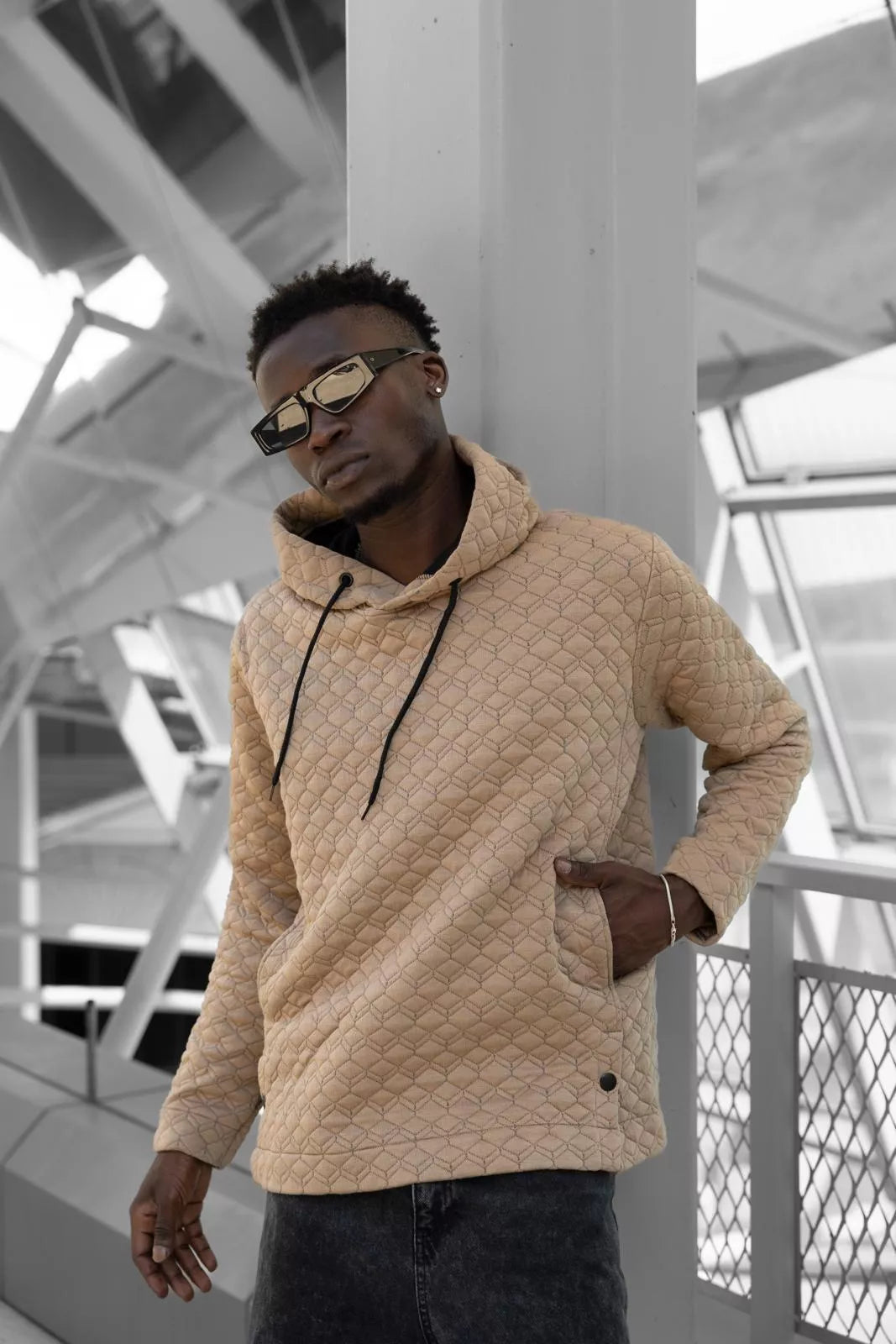 Rusvas megztinis su gobtuvu Rombas