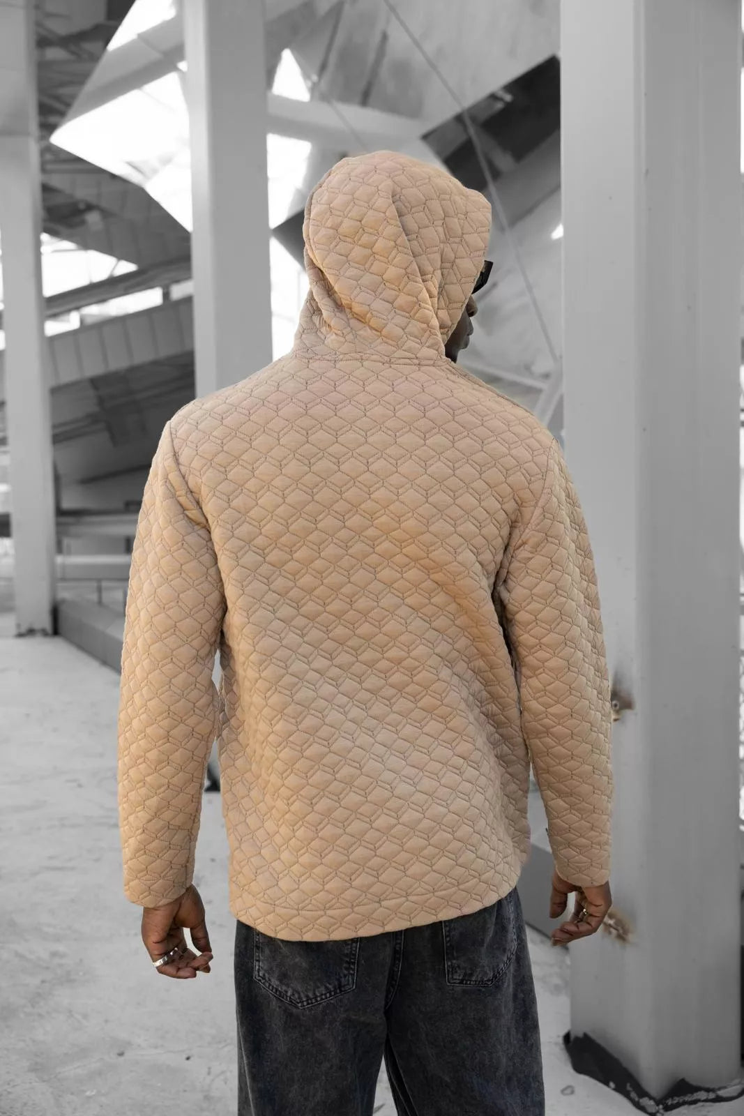 Rusvas megztinis su gobtuvu Rombas