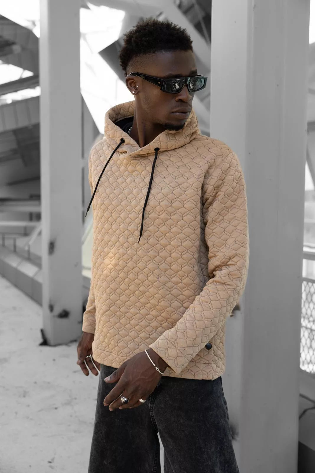 Rusvas megztinis su gobtuvu Rombas