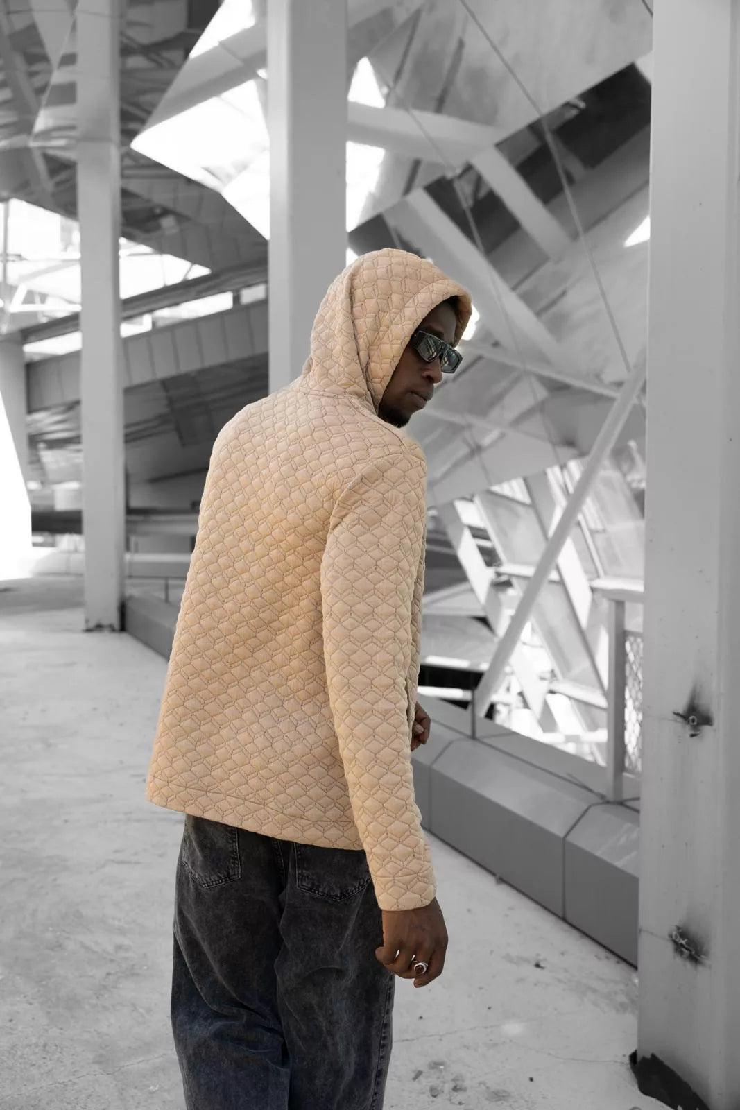 Rusvas megztinis su gobtuvu Rombas