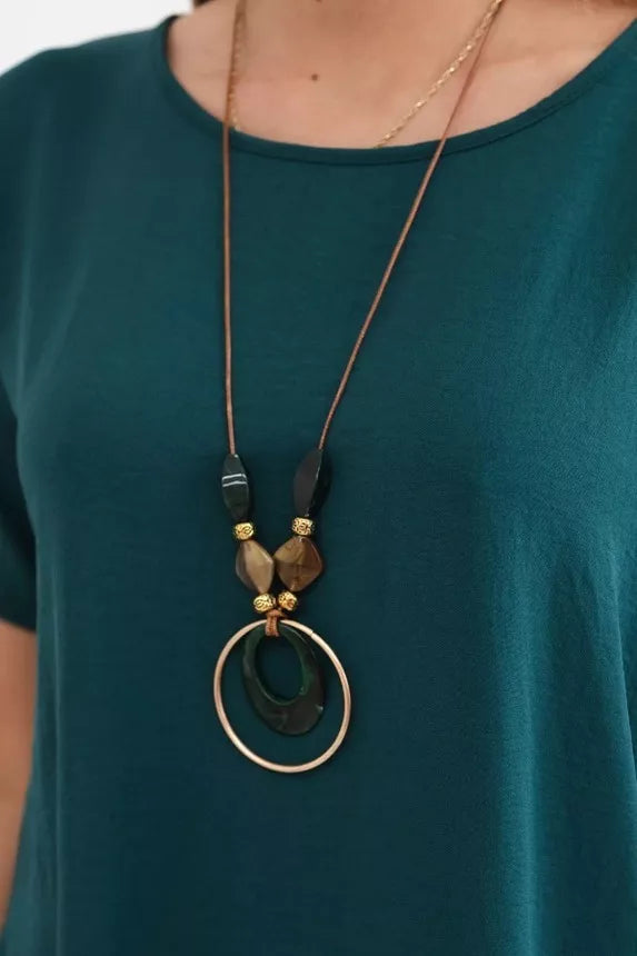 Tamsiai žalios spalvos suknelė su kišenėmis ir pakabuku Deli