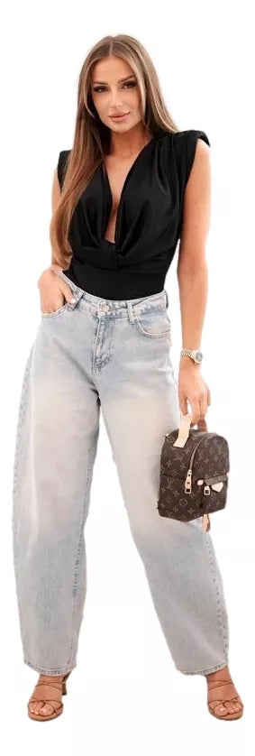 Moteriška palaidinė juodos spalvos su gilia iškirpte Ana