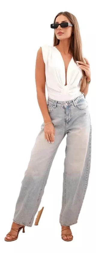 Moteriška palaidinė baltos spalvos su gilia iškirpte Ana