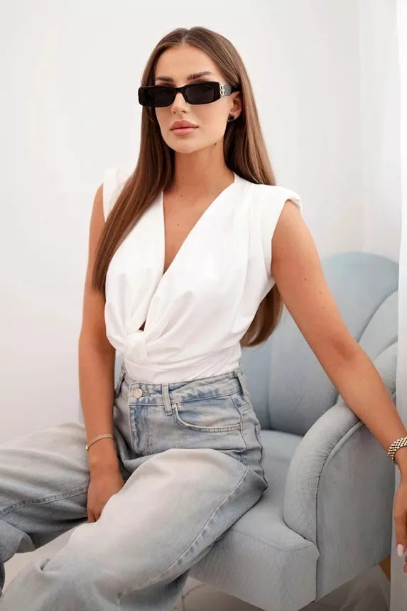 Moteriška palaidinė baltos spalvos su gilia iškirpte Ana