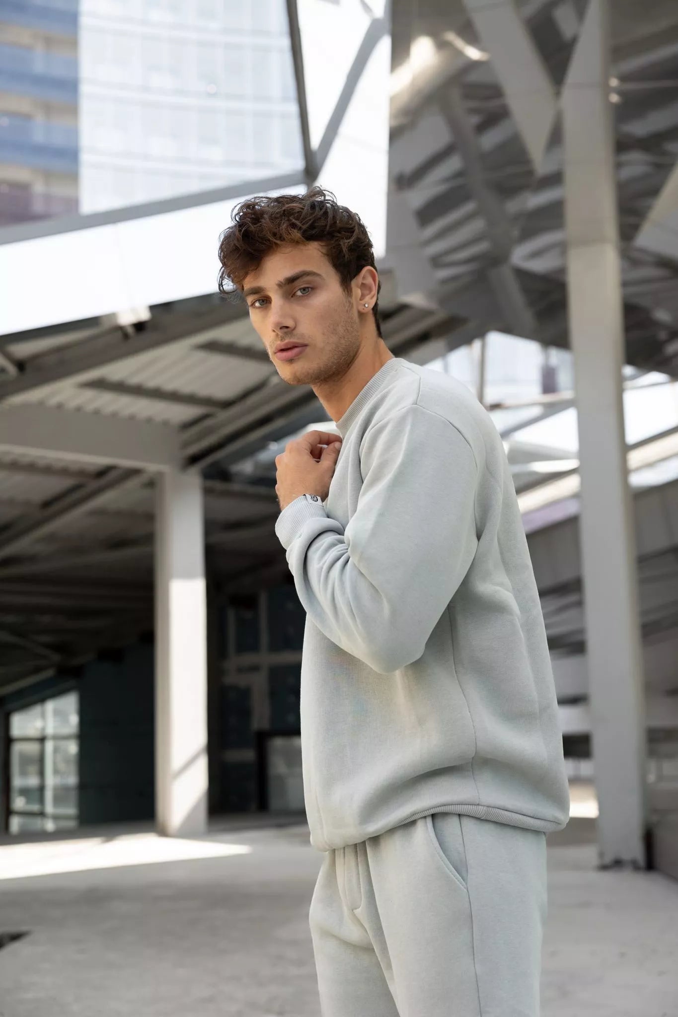 Šviesiai pilkas vyriškas komplektas Lipo