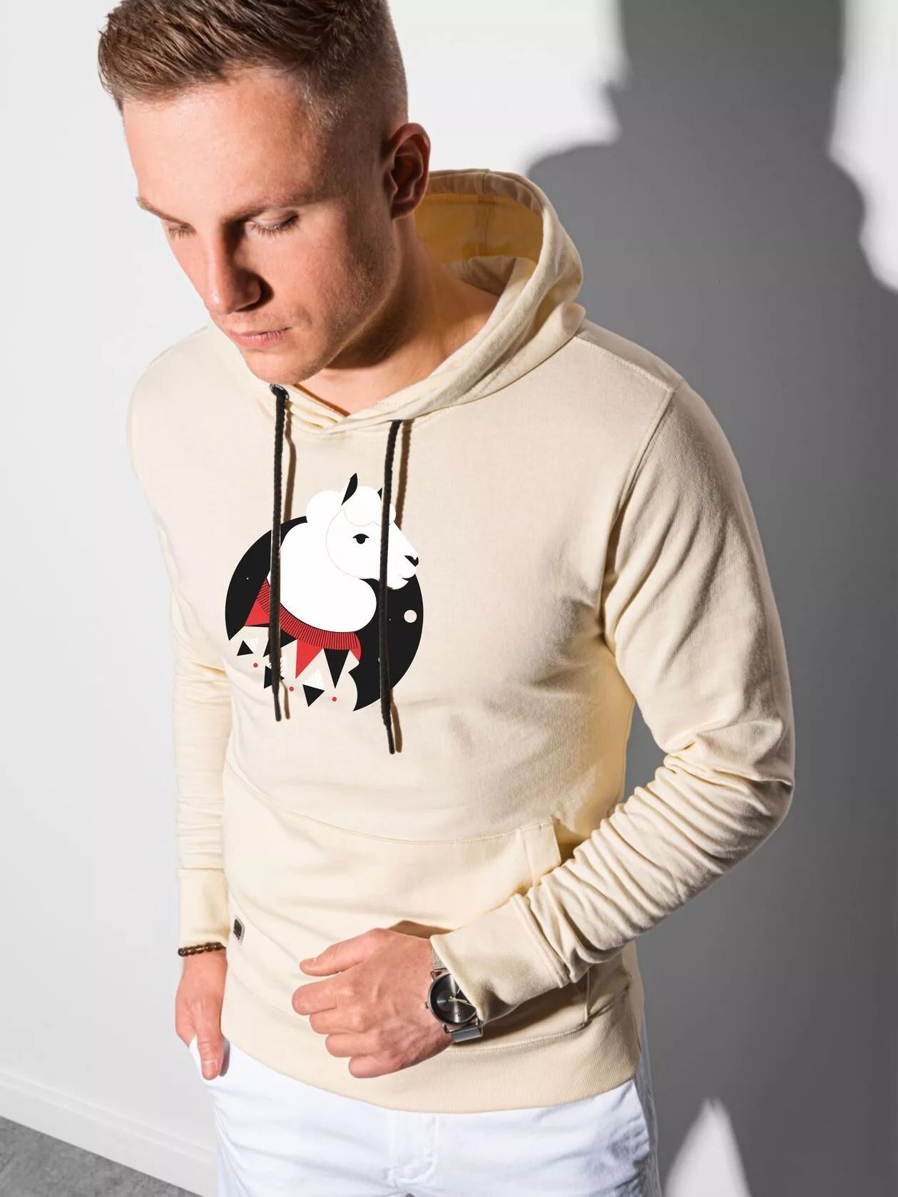 Gelsvos spalvos džemperis su gobtuvu Lama