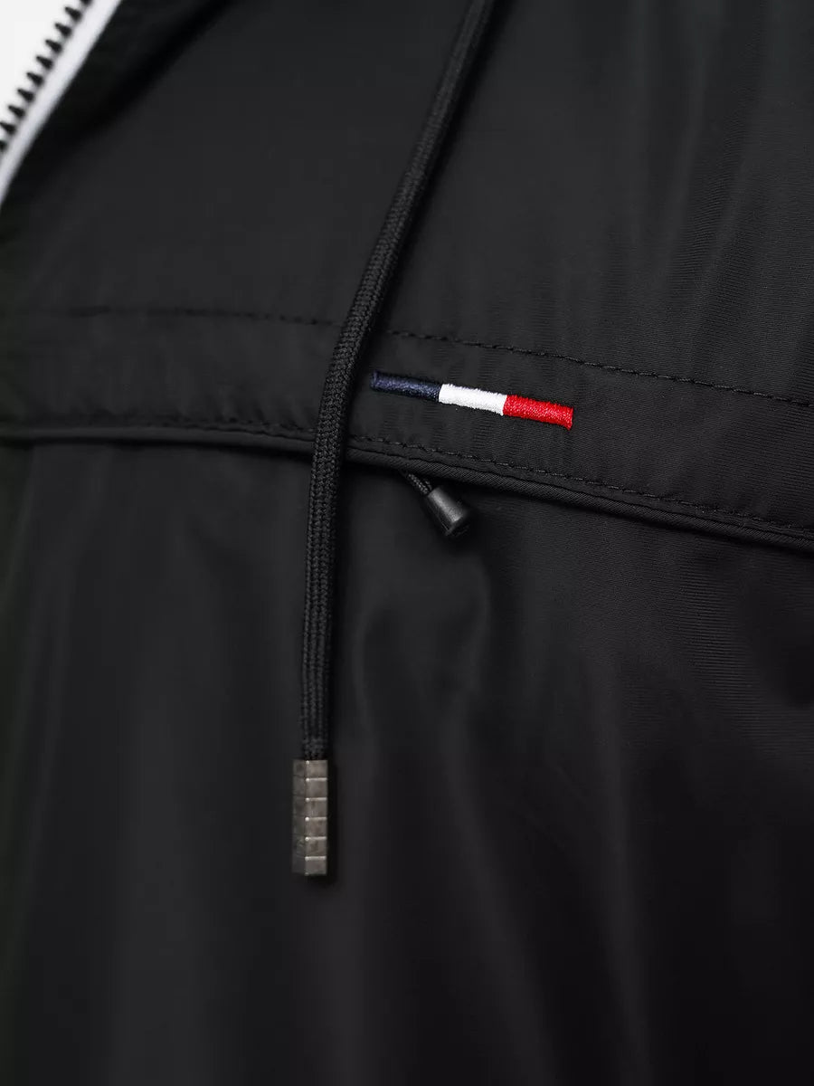 Juoda striukė su gobtuvu Kemir