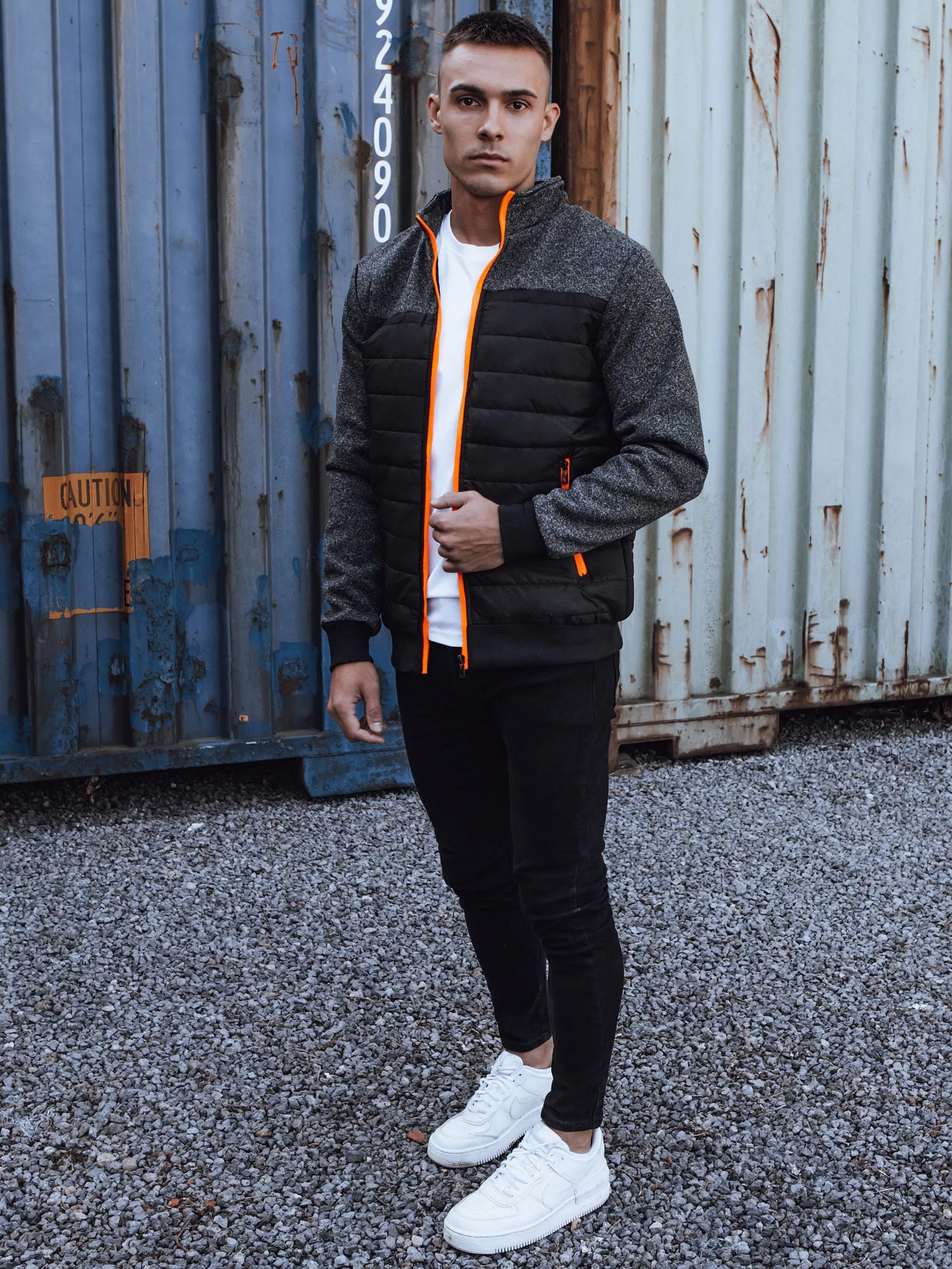 Juoda striukė Janil