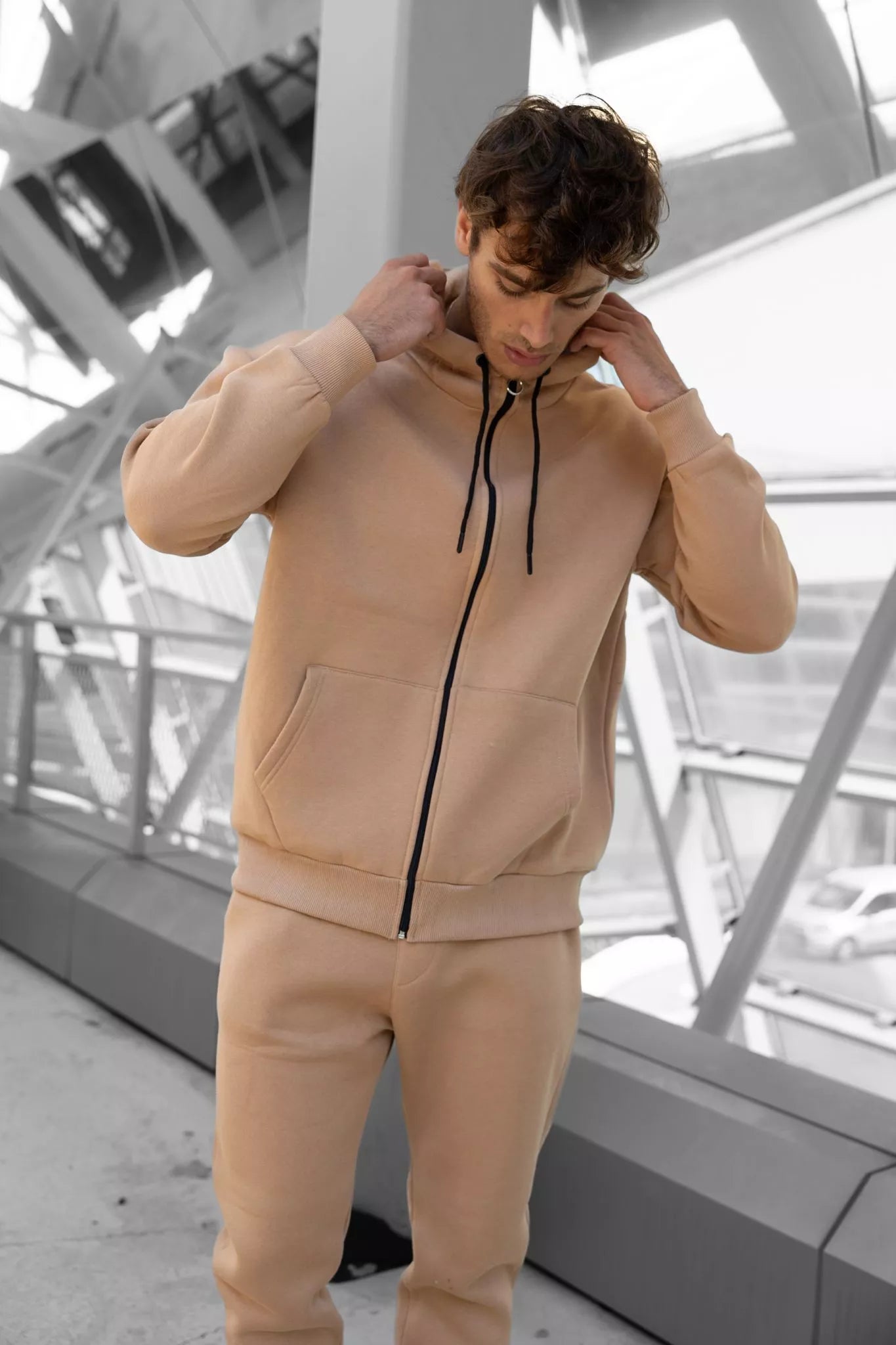 Šviesiai rudas komplektas su gobtuvu Zipos