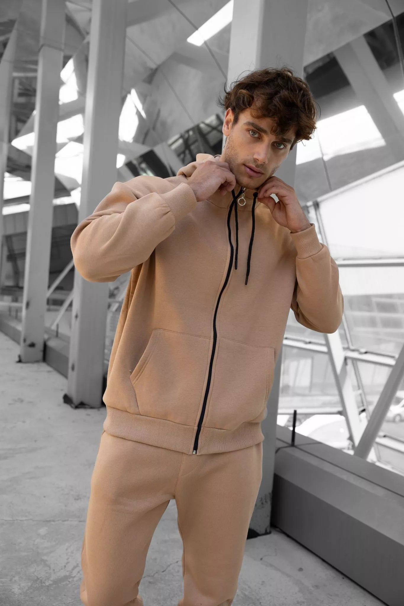 Šviesiai rudas komplektas su gobtuvu Zipos