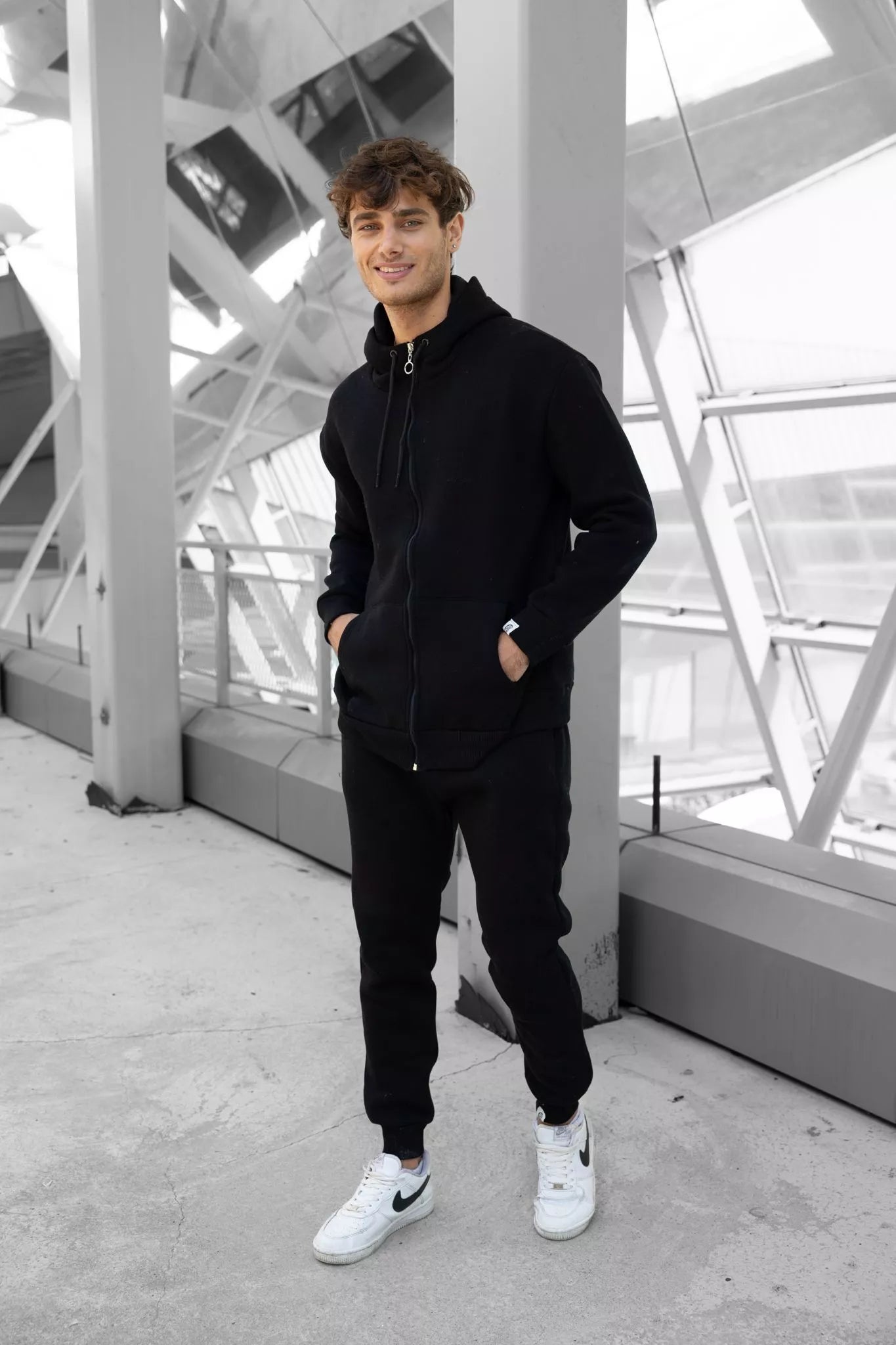 Juodas vyriškas komplektas su gobtuvu Zipos