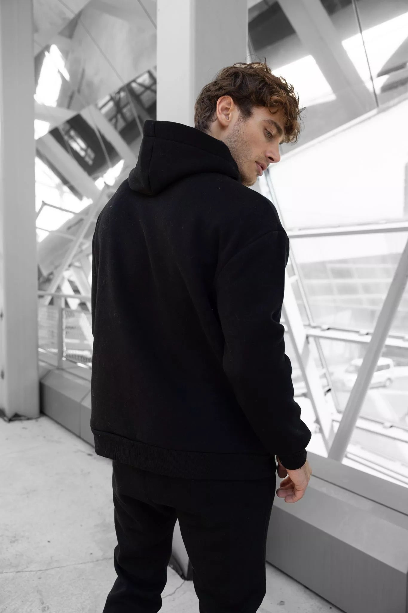 Juodas vyriškas komplektas su gobtuvu Zipos