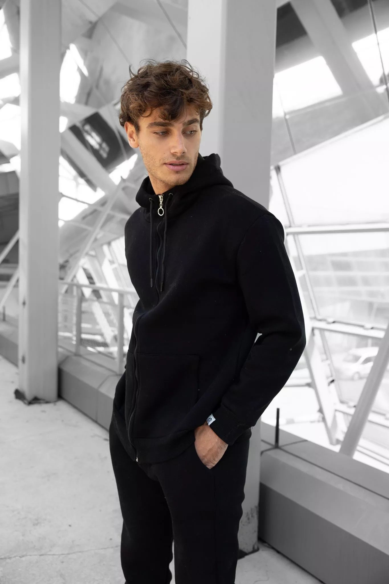 Juodas vyriškas komplektas su gobtuvu Zipos