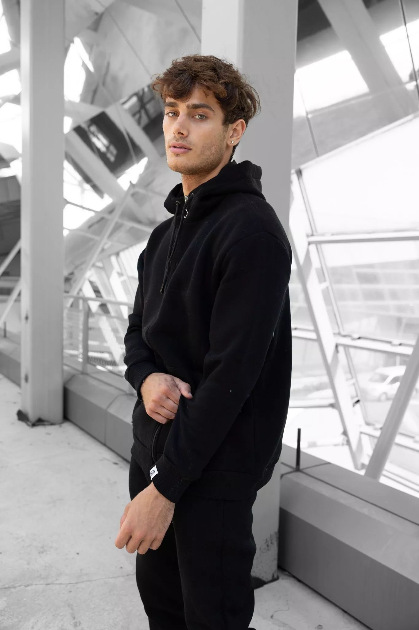 Juodas vyriškas komplektas su gobtuvu Zipos