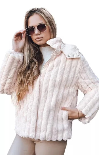 Moteriškas rusva kailinis švarkas su gobtuvu Marly