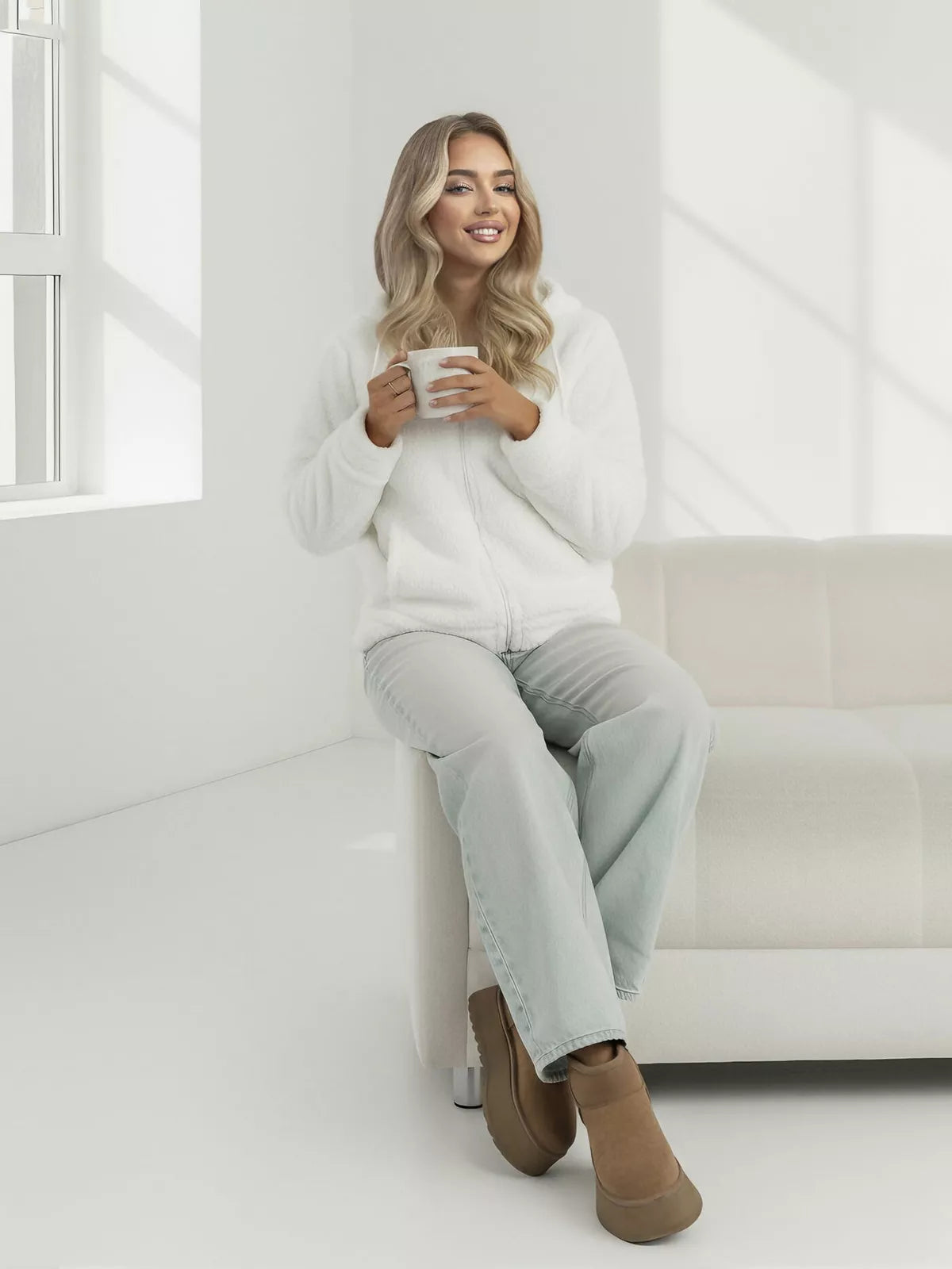 Moteriškas baltas džemperis su gobtuvu Mona