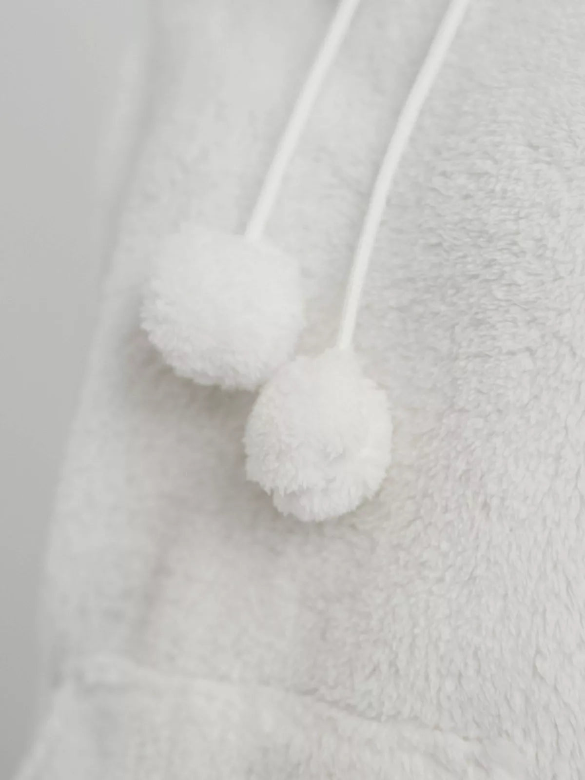 Moteriškas baltas džemperis su gobtuvu Nara