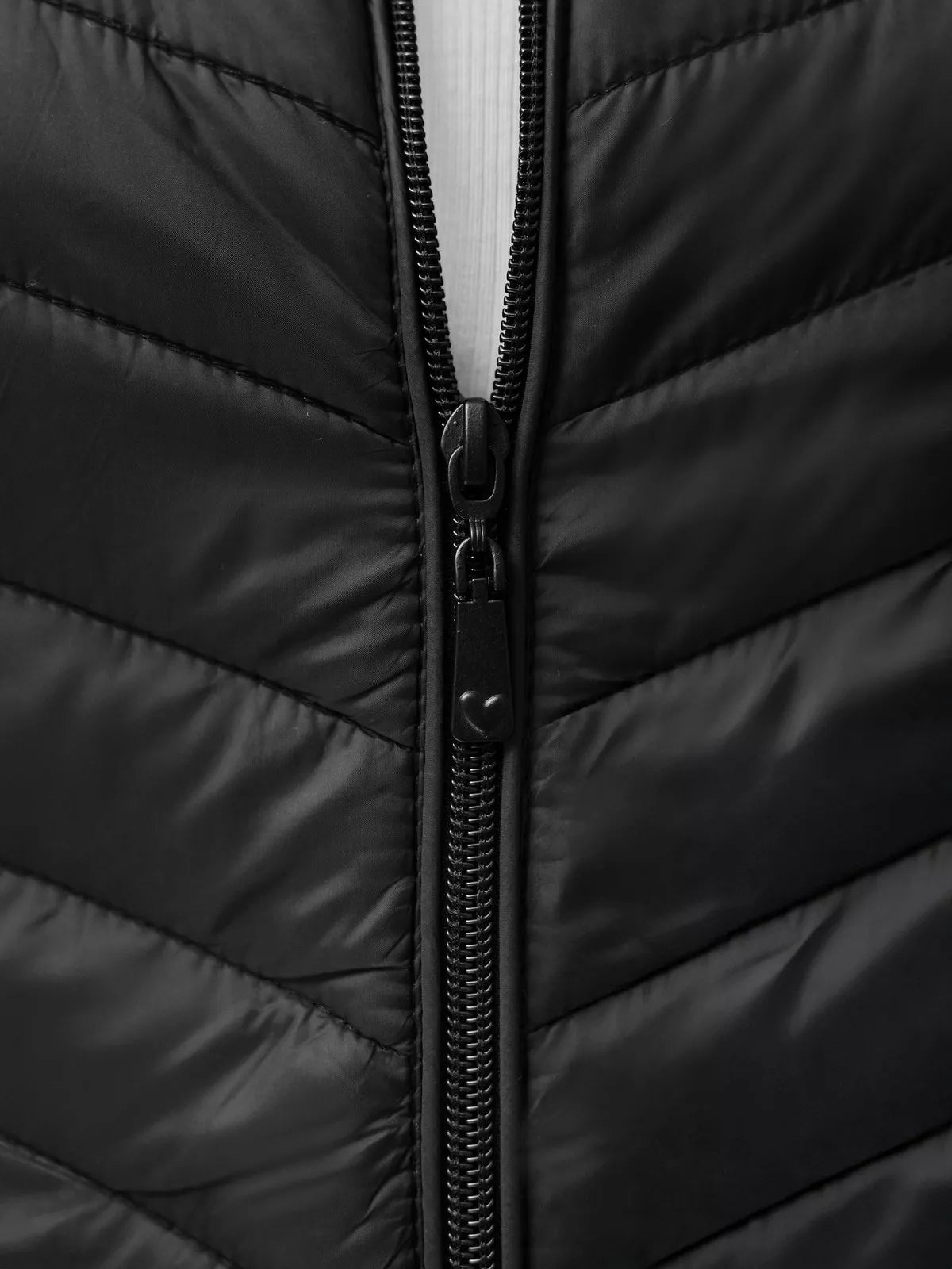 Moteriška juoda liemenė su gobtuvu Percy